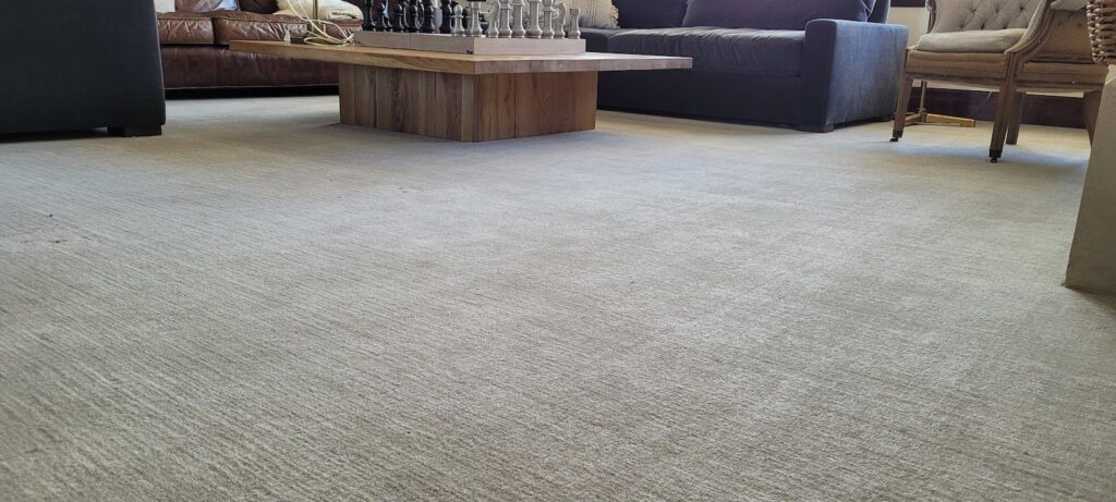 سجادة باللونين الأبيض والأسود