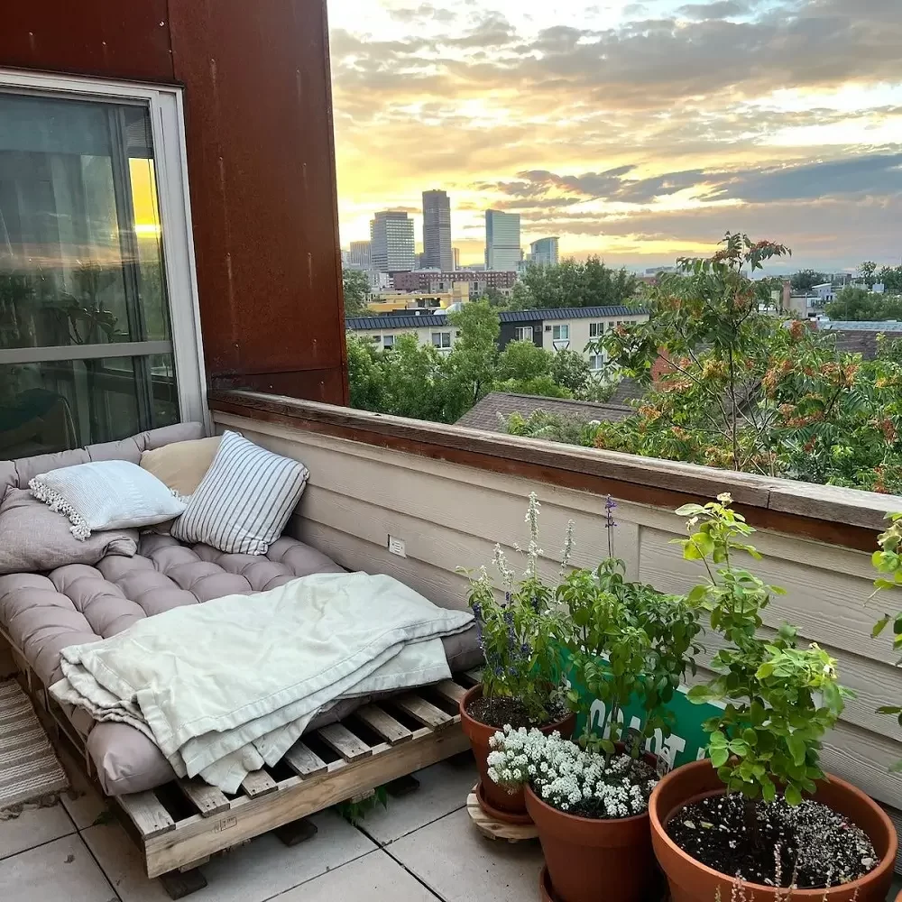 أفضل الأرائك الصغيرة على شكل حرف L للمساحات المعيشية المدمجة